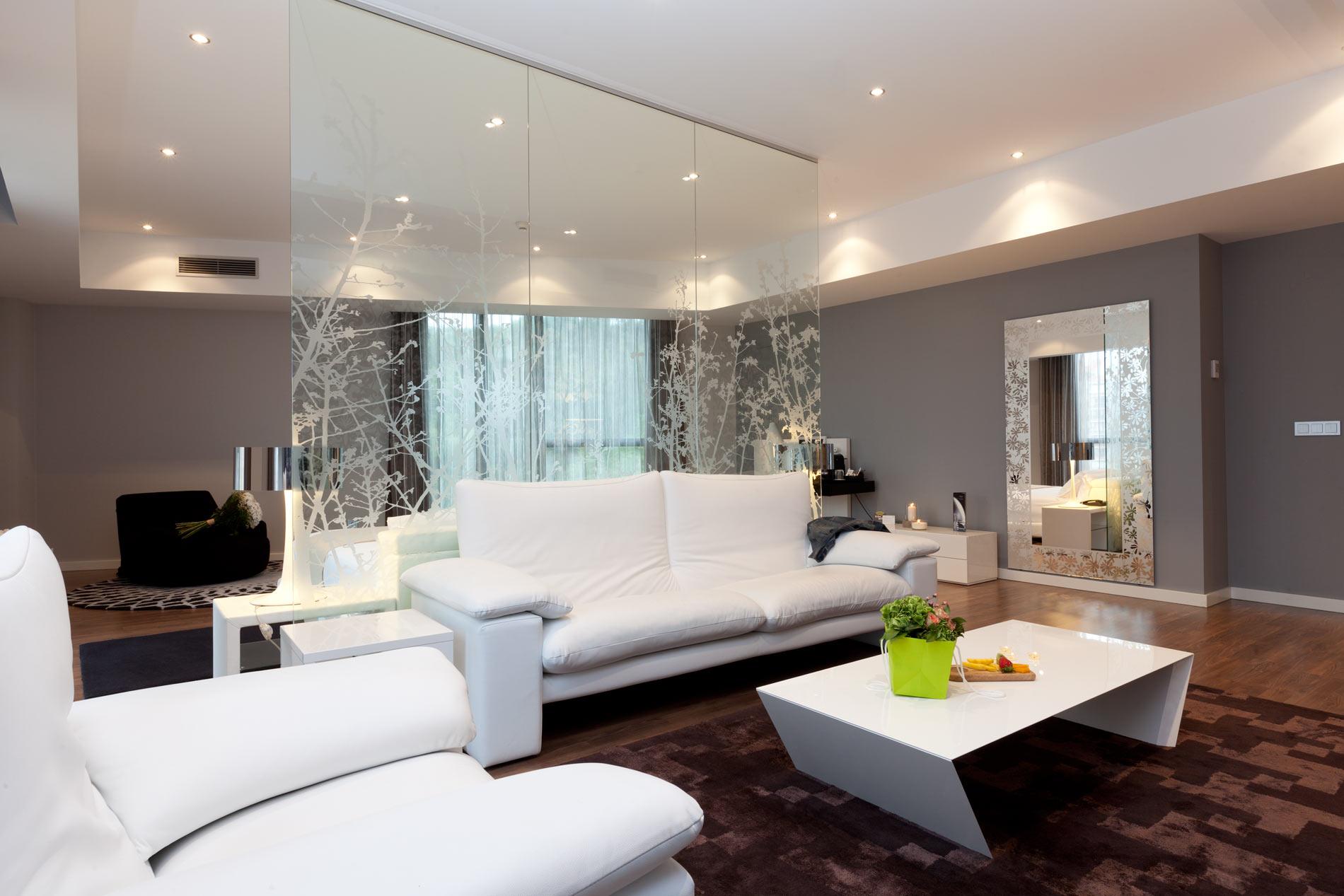 Spirit Hotel Gran Bilbao Luaran gambar Mirrored wall in a living room