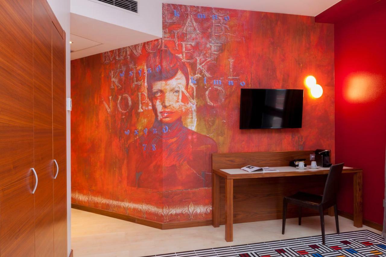 Spirit Hotel Gran Bilbao Luaran gambar The picture of the artist on the wall of the room